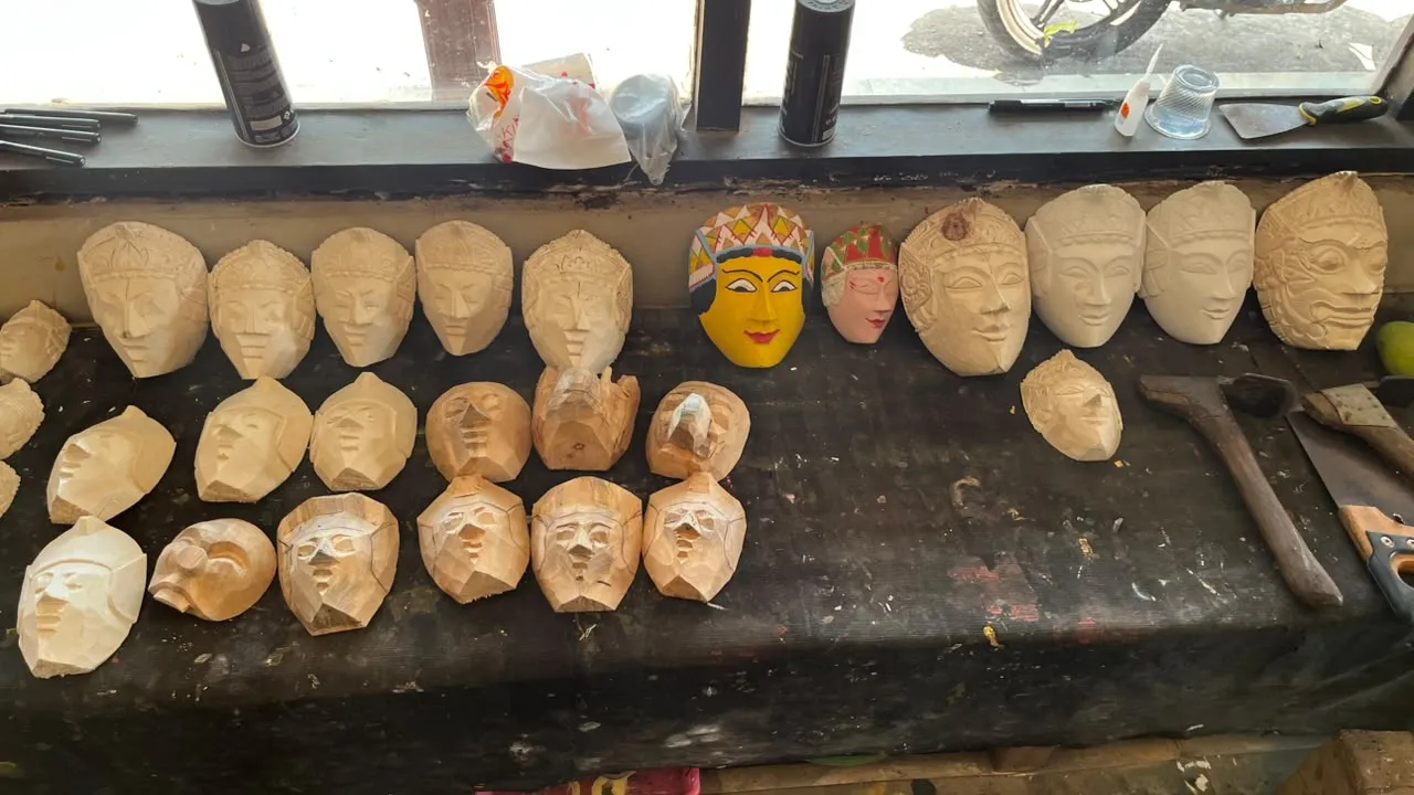 mask-carving session